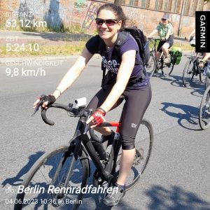 Distanz: 53,12km
Zeit: 5:24:10
Durchschnittsgeschwindigkeit: 9,8 km/h
Hintergrund: Ich auf dem Rennrad, in die Kamera lächelnd