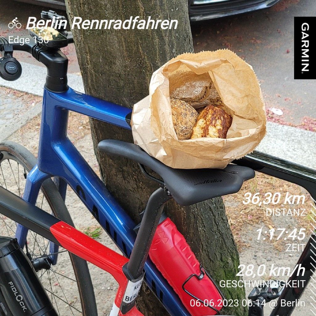 Distanz: 36,3 Km
Zeit: 1:17:45
Durchschnittsgeschwindigkeit: 28 km/h

Hintergrund: Rennräder am Baum lehnend mit Brötchentüte auf dem Sattel