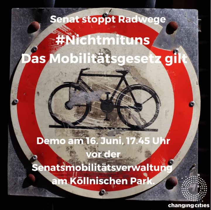 Demo-Aufruf von Changing Cities: Fahrradverbotsschild im Hintergrund