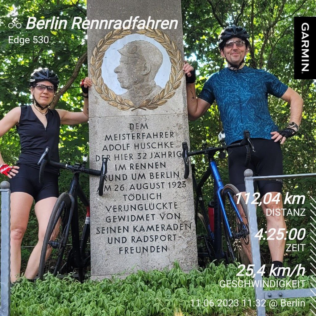Distanz: 112,04 km Zeit: 4:25 Stunden Geschwindigkeit: 25,4 km/h Im Hintergrund stehe ich mit meiner Radbegleitung vor dem Adolf Huschke Denkmal, der hier 1923 beim Rund-um-Berlin-Rennen tödlich verunglückte. Das Denkmal besteht aus einer Betonstehle mit dem Profil des Verstorbenen und dem eingravierten Text darunter.