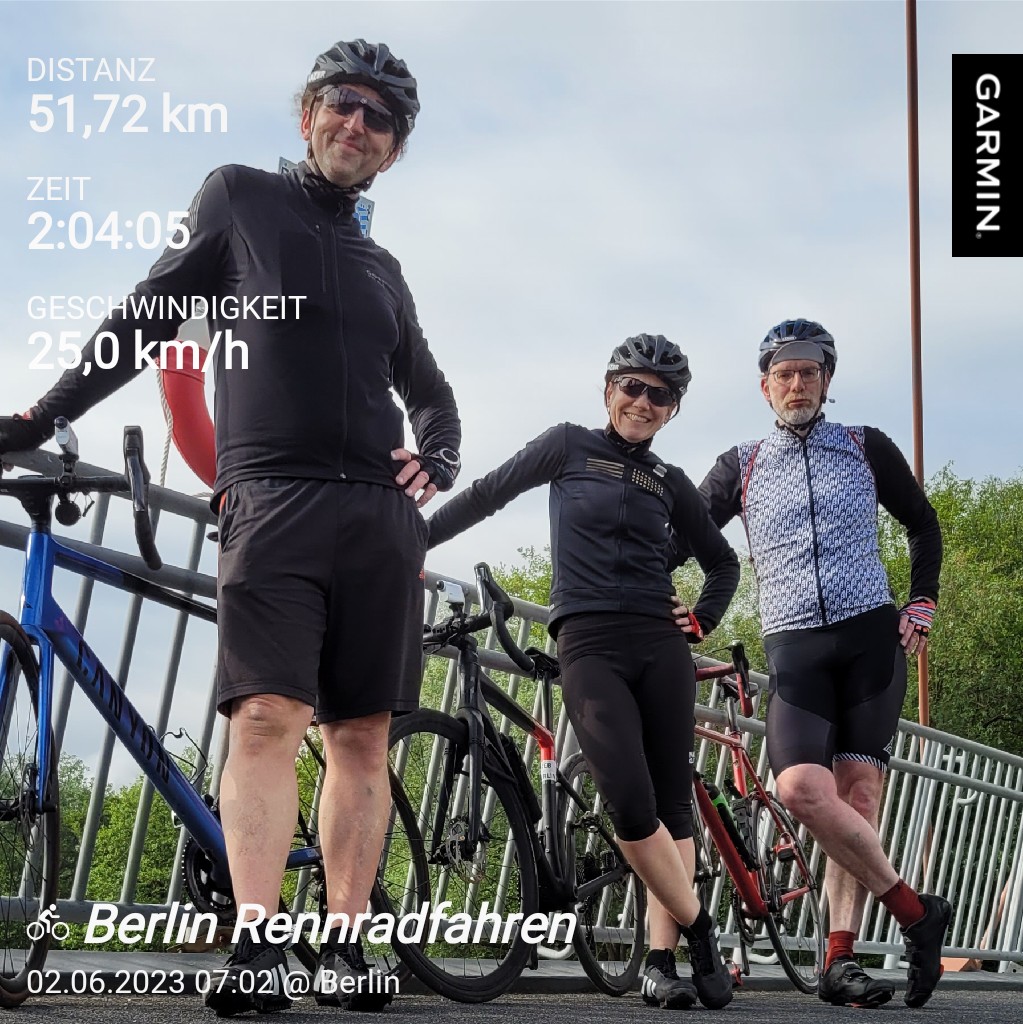 Distanz: 51,72 KM
Zeit: 2:04:05
Durchschnittsgeschwindigkeit: 25 km/h

Drei Radfahrer lehnen neben ihren Rädern am Geländer einer Brücke