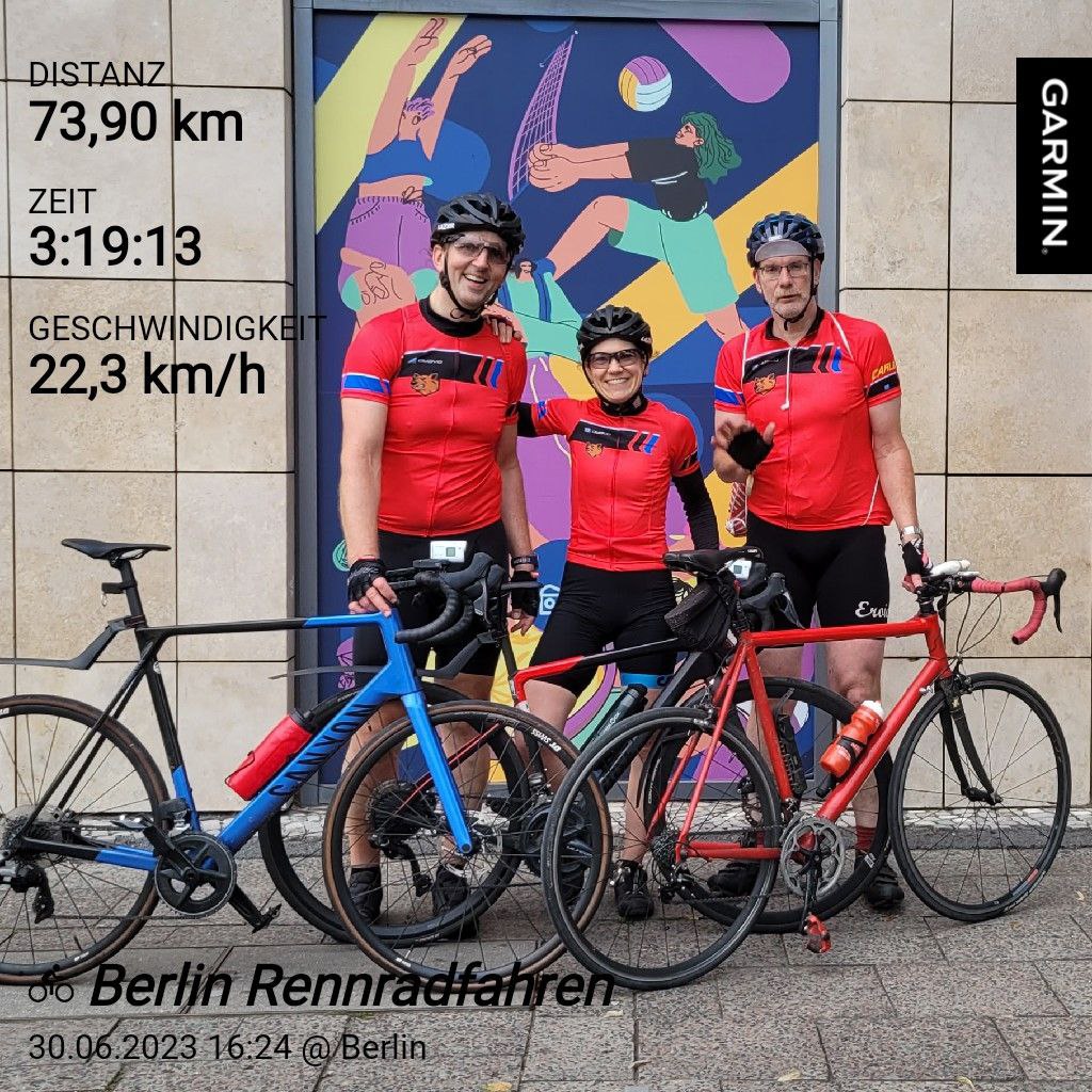 Distanz: 73,9 Kilometer
Zeit: 3:19:13 h
Geschwindigkeit: 22,3 km/h

Wir zeigen unsere neuen roten Trikots